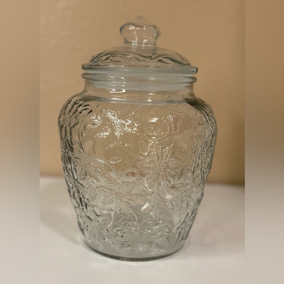 Vintage Princess House Fantasia
Medium 8.25” Poinsettia Flower Design Glass - Picture 6 of 6